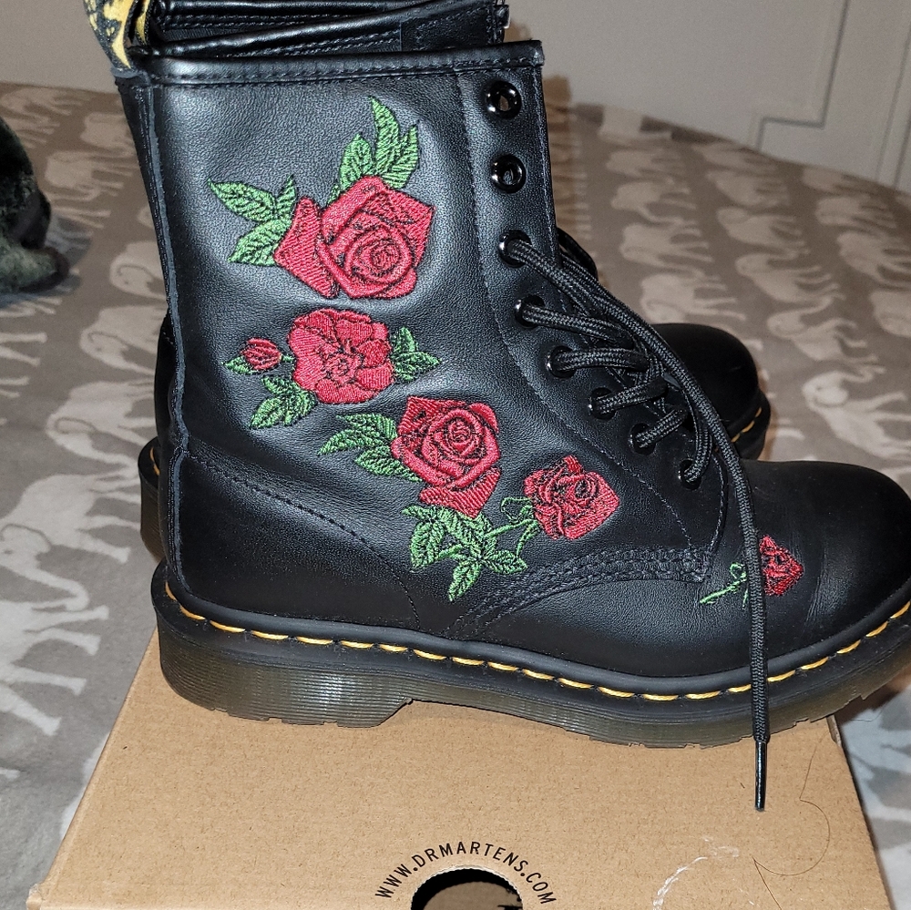 Dr. Martens 1460 VONDA BOOTS. BLACK WITH RED ROSES. SIZE US 7 WOMEN GREAT CONDIT